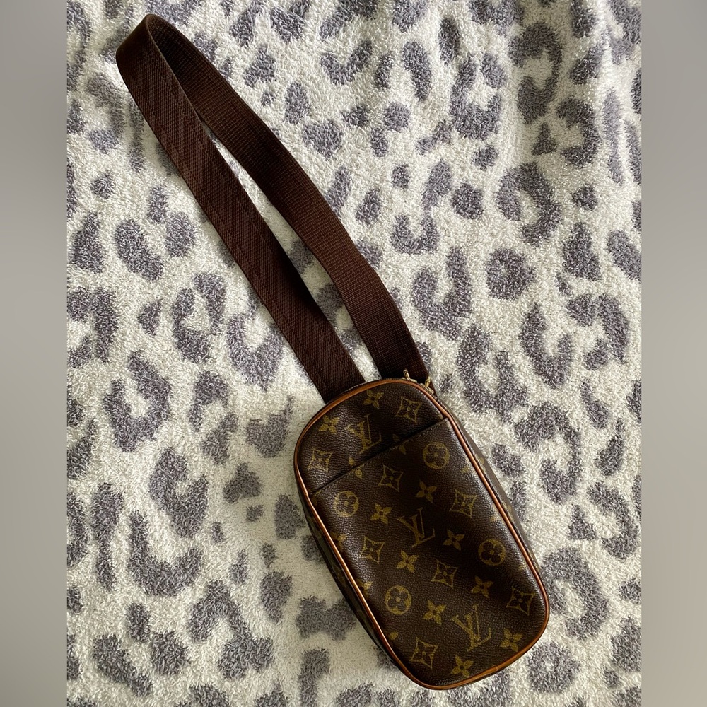 💯 Authentic LOUIS VUITTON Gange
Monogram Canvas Belt Bag